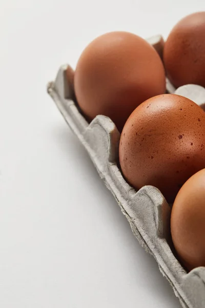 Foco seletivo de ovos de galinha na caixa de papelão — Fotografia de Stock