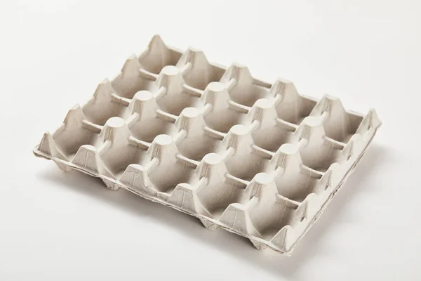 Caixa de caixa de ovo vazia na superfície branca — Fotografia de Stock