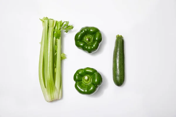 Draufsicht auf grünes Gemüse auf weißem Hintergrund — Stockfoto