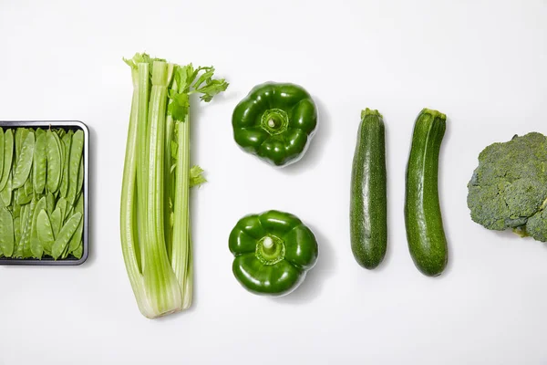 Draufsicht auf grünes Gemüse auf weißem Hintergrund — Stockfoto