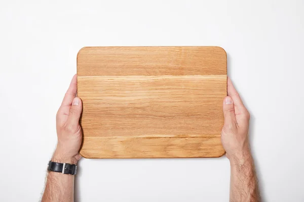 Vista dall'alto di uomo che tiene tagliere di legno su sfondo bianco — Foto stock