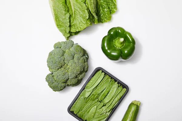 Vue du dessus des légumes biologiques verts sur fond blanc — Photo de stock