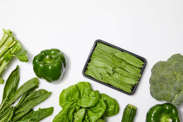 Vista dall'alto di verdure nutrienti verdi su sfondo bianco con spazio di copia — Foto stock