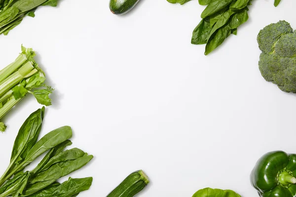 Вид зеленых питательных овощей на белом фоне с копировальным пространством — стоковое фото