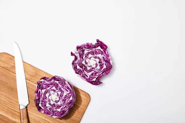 Rotkohl auf Holzschneidebrett und Messer auf weißem Hintergrund — Stockfoto