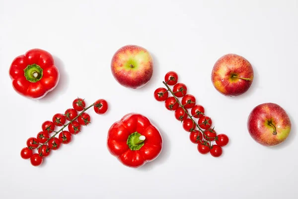 Vista superior de manzanas rojas y verduras sobre fondo blanco - foto de stock