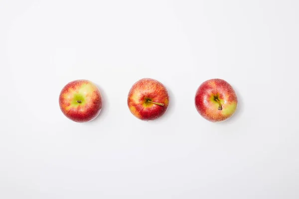 Vista superior de manzanas rojas en fila sobre fondo blanco - foto de stock