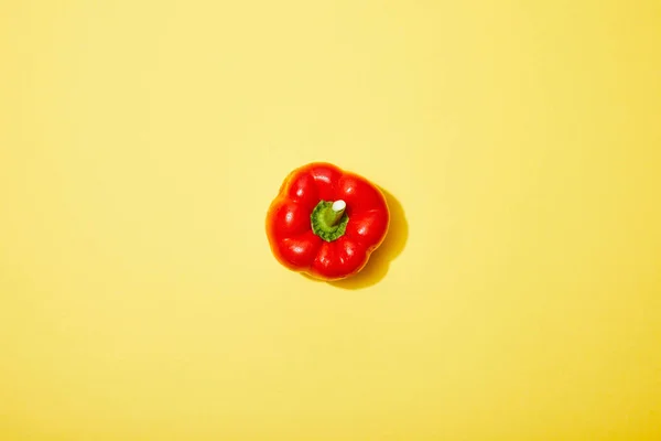 Vue du dessus du paprika rouge sur fond jaune — Photo de stock