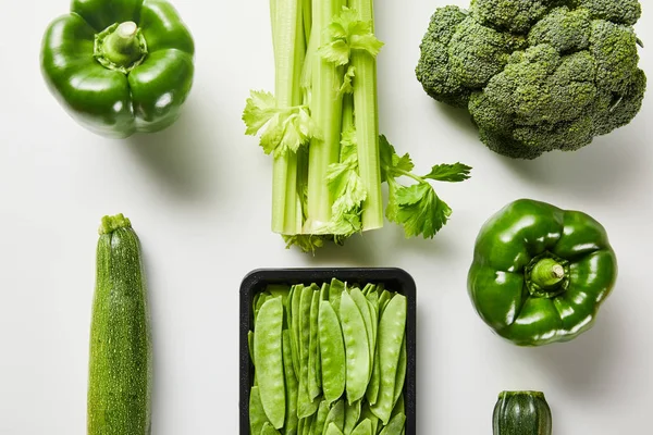 Flat lay com vegetais orgânicos deliciosos verdes no fundo branco — Fotografia de Stock