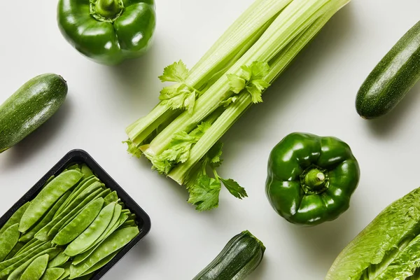 Flache Lage mit grünem, köstlichem Bio-Gemüse auf weißem Hintergrund — Stockfoto
