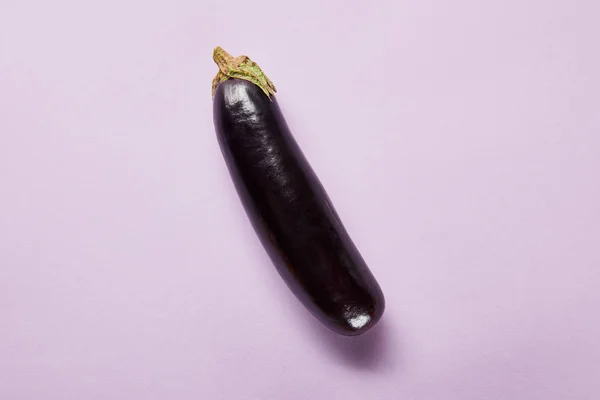 Top view of ripe whole eggplant on violet background with copy space — Stock Photo