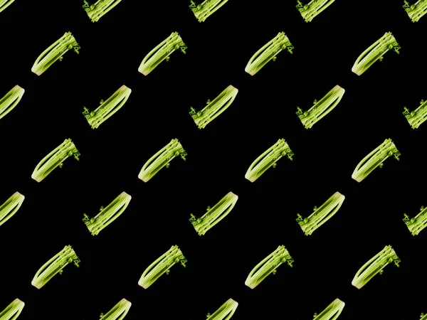 Puerro entero orgánico verde aislado en negro, patrón de fondo sin costuras - foto de stock