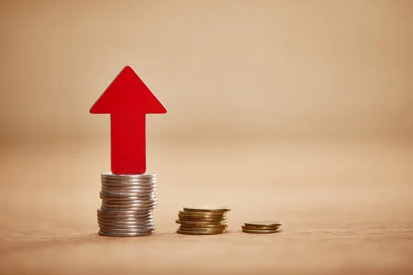 Zunehmendes Diagramm aus Münzen mit rotem Pfeil nach oben, Finanzwachstumskonzept — Stockfoto