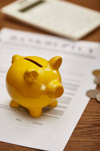 Foco seletivo do banco piggy amarelo na forma de falência — Fotografia de Stock