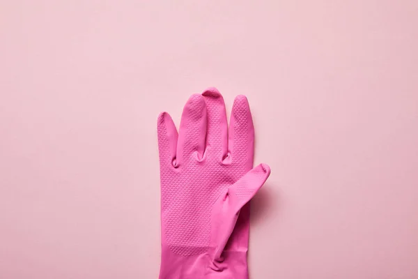 Vue de dessus de gant en caoutchouc lumineux et coloré sur fond rose — Photo de stock