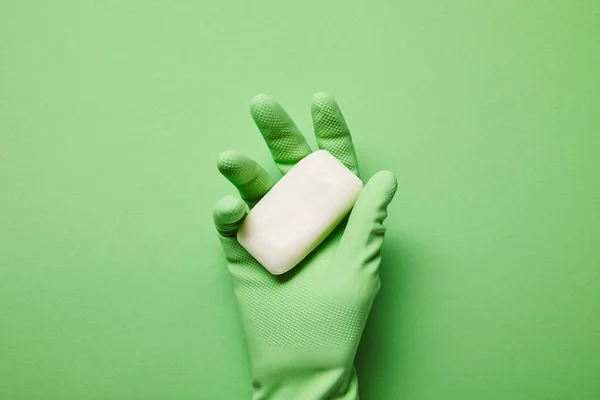 Обрезанный вид человека в резиновой перчатке с белым мылом — стоковое фото