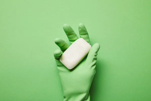 Vista cortada do homem em luva de borracha segurando sabão branco — Fotografia de Stock