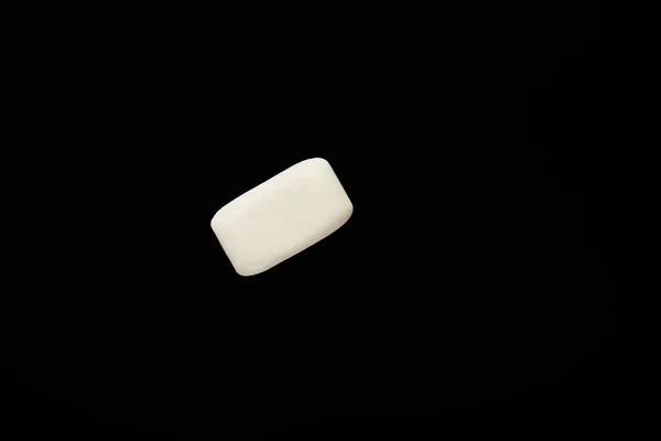 Vista dall'alto di sapone bianco isolato su nero con spazio copia — Foto stock
