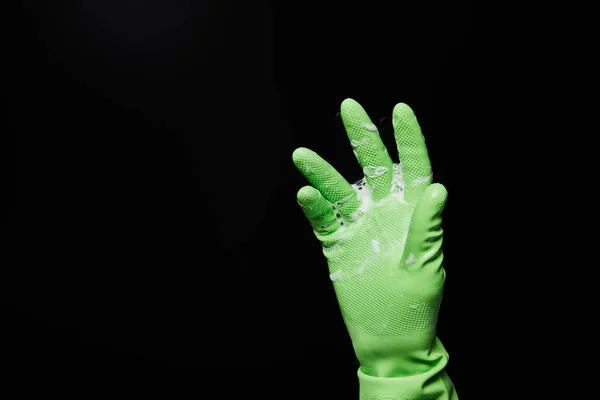 Vista cortada do homem em luva de borracha com espuma isolada em preto — Fotografia de Stock