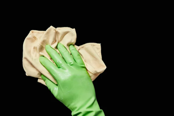 Vue recadrée de l'homme dans le nettoyage des gants en caoutchouc avec chiffon jaune isolé sur noir — Photo de stock