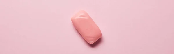 Plan panoramique de savon brillant sur fond rose avec espace de copie — Photo de stock