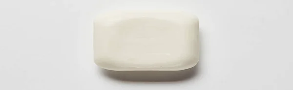 Plan panoramique de savon blanc sur fond gris avec espace de copie — Photo de stock