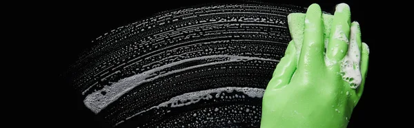 Панорамний знімок людини в зеленій гумовій рукавичці, що очищається губкою — стокове фото