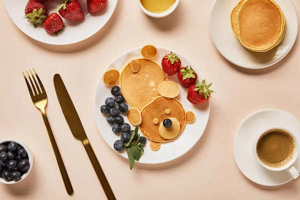 Vista dall'alto di frittelle con bacche, miele e tazza di caffè, concetto di orso — Foto stock