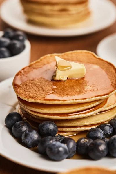 Focalisation sélective des crêpes au beurre, sirop et bleuets — Photo de stock