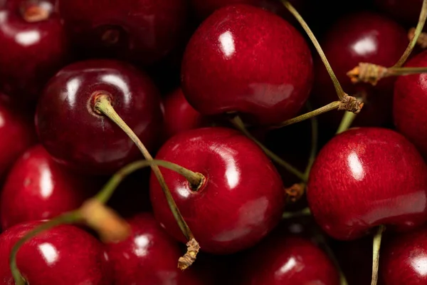 Vista de cerca de rojo deliciosas cerezas brillantes - foto de stock