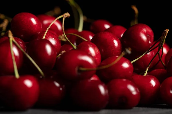 Foyer sélectif de cerises rouges délicieuses et mûres — Photo de stock