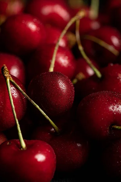 Vista de cerca de cerezas rojas sabrosas y maduras con gotas de agua - foto de stock