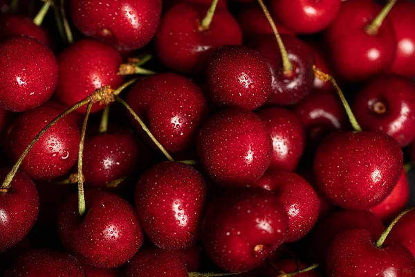 Vue de dessus des cerises rouges délicieuses et mûres avec des gouttes d'eau — Photo de stock