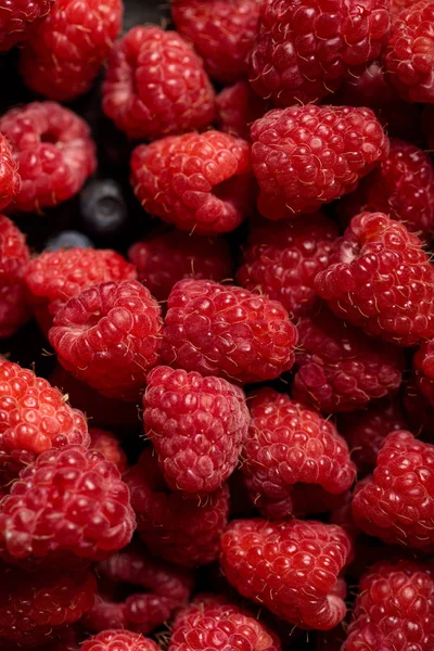 Vista de perto de deliciosas framboesas maduras misturadas e mirtilos — Fotografia de Stock