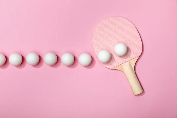 Flat lay com bolas de tênis de mesa branco e raquete no fundo rosa — Fotografia de Stock