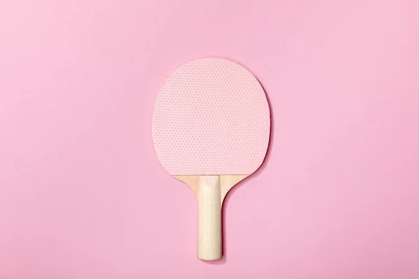 Vista superior de raqueta de madera rosa de tenis de mesa sobre fondo rosa - foto de stock