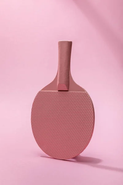Tischtennisschläger auf rosa Hintergrund mit Kopierraum — Stockfoto