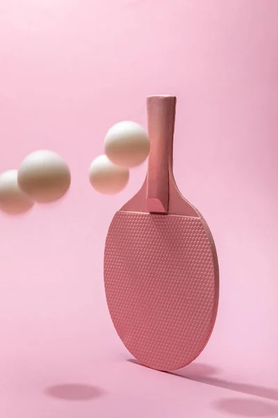 Tischtennisschläger und weiße Bälle auf rosa Hintergrund mit Kopierraum — Stockfoto