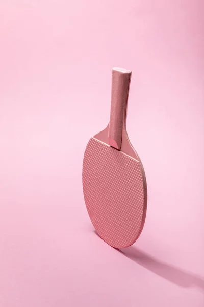 Ракетка для пинг-понга на розовом фоне с копировальным пространством — стоковое фото