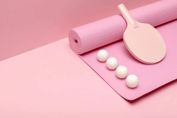 Flat lay com bolas brancas de ping-pong e raquete no tapete de fitness no fundo rosa — Fotografia de Stock