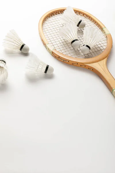 Nahaufnahme von hölzernen Badmintonschläger und Federbälle auf weißem Hintergrund mit Kopierraum — Stockfoto