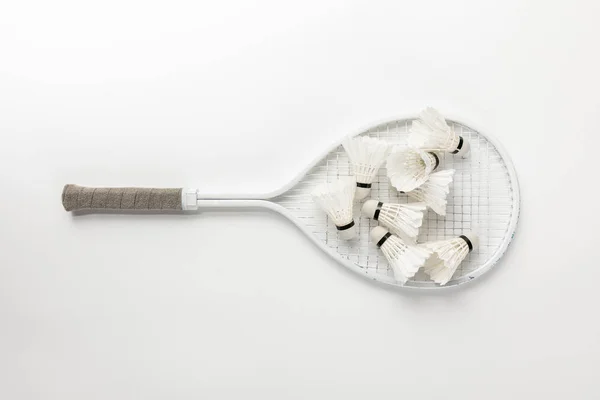 Draufsicht auf weißen Badmintonschläger mit Federbällen auf weißem Hintergrund — Stockfoto