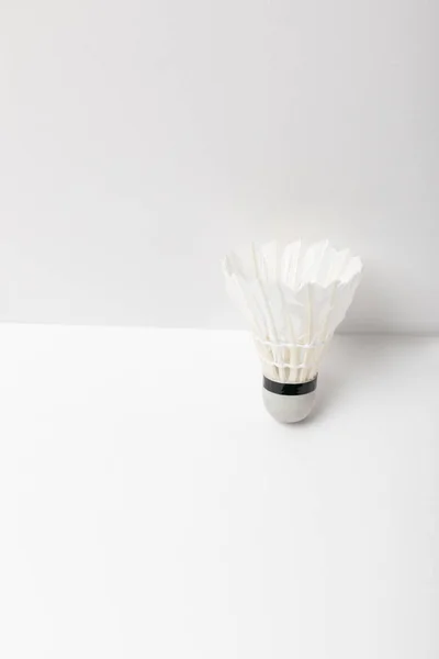 Branco luz badminton shuttlecock no fundo branco com espaço de cópia — Fotografia de Stock