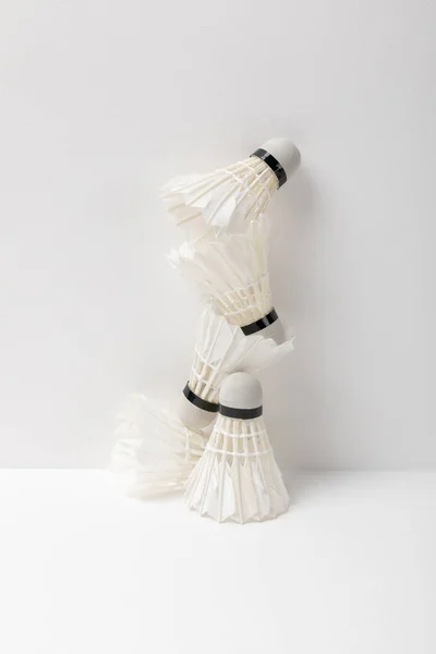 Navettes de badminton blanc empilées sur fond blanc — Photo de stock