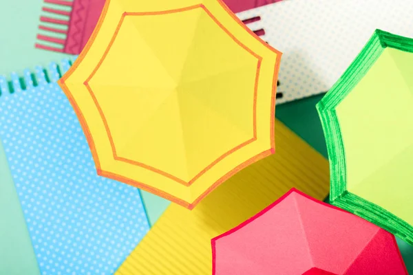 Selektiver Fokus von Papier bunte Handtücher und Regenschirme — Stockfoto