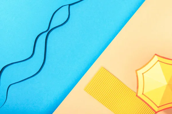 Top view of wavy paper blue sea with towel and umbrella on shore — Stock Photo