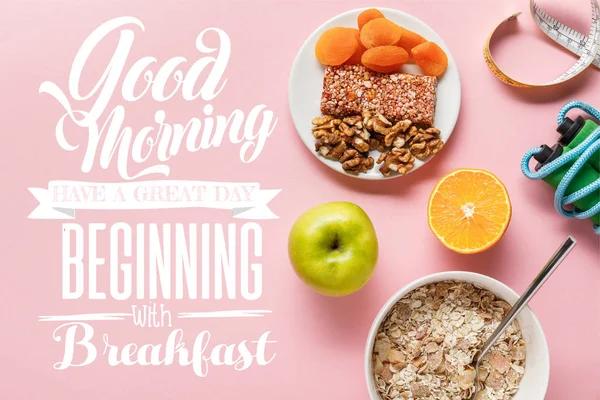 Vista superior de alimentos frescos de la dieta, cinta métrica, saltar la cuerda en el fondo rosa con buenos días, tener un gran día comenzando con letras de desayuno - foto de stock