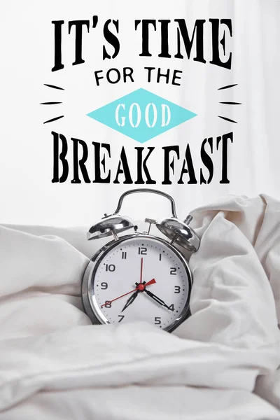 Despertador de plata en manta en cama blanca con su tiempo para la buena ilustración del desayuno - foto de stock