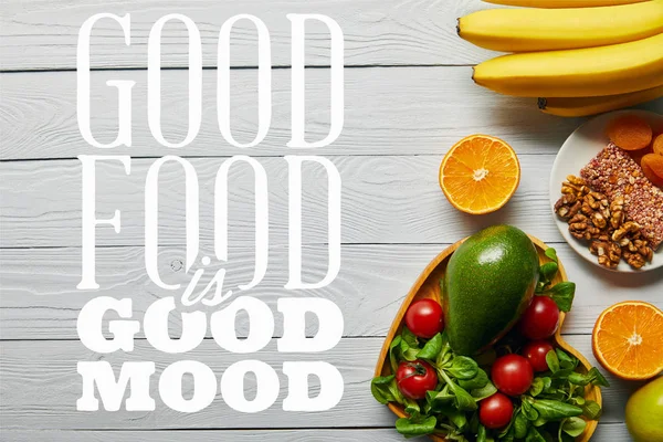 Vista superior de frutas frescas, legumes em forma de coração tigela no fundo branco de madeira com boa comida é bom humor lettering — Fotografia de Stock