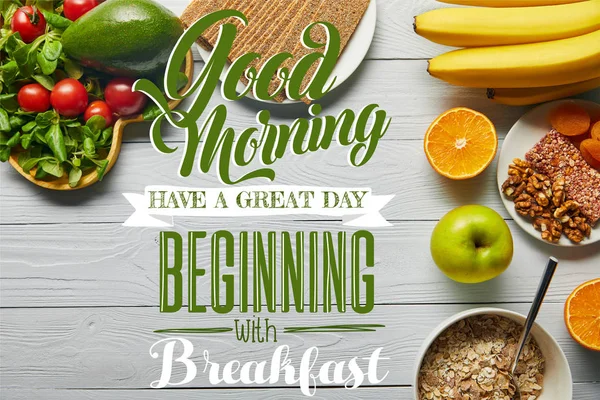 Draufsicht auf frisches Obst, Gemüse und Müsli auf hölzernem weißem Hintergrund mit Guten Morgen, haben Sie einen tollen Tag beginnen mit Frühstück Schriftzug — Stockfoto